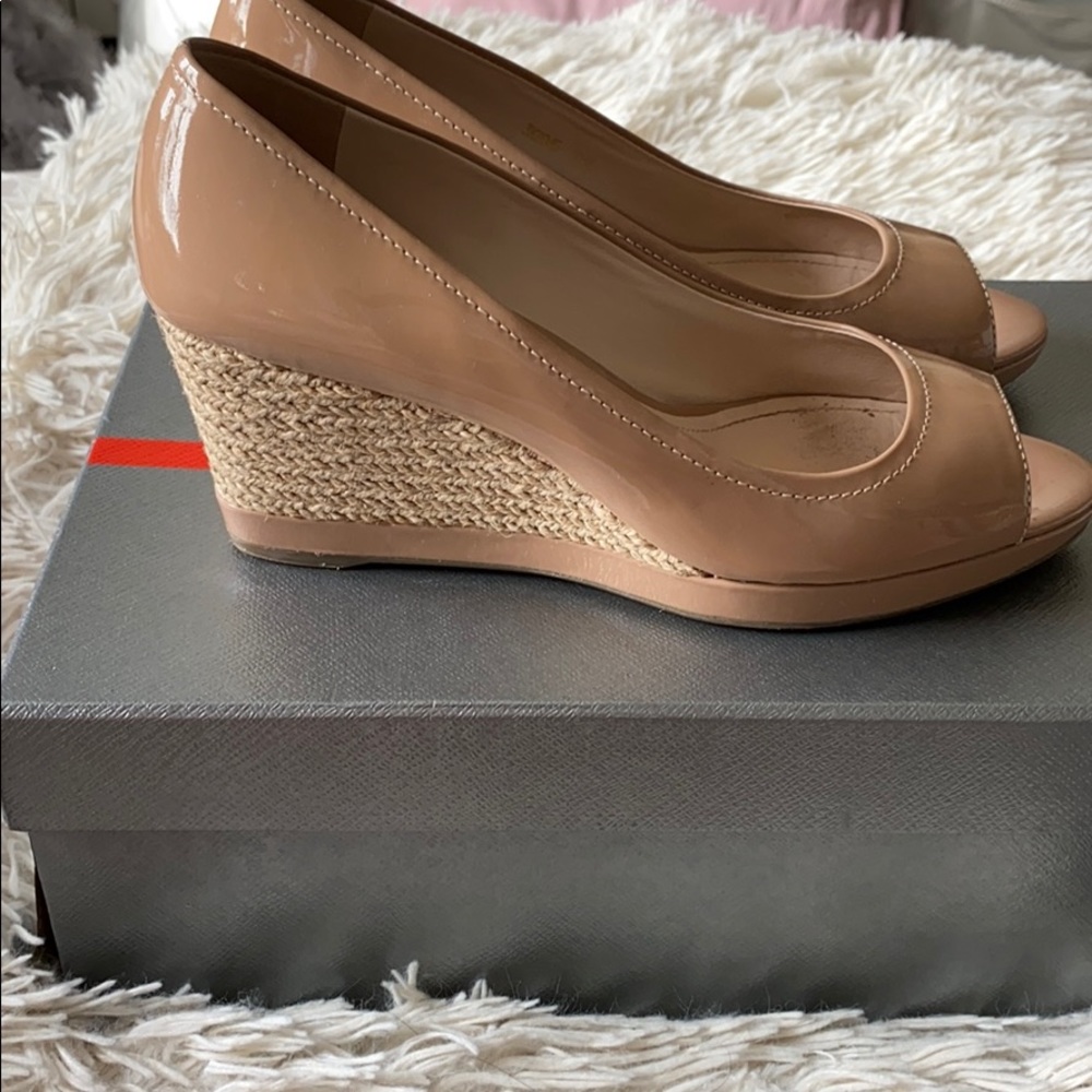 PRADA PATENT LEATHER RAFFIA WEDGE PUMP